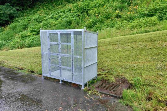 地域貢献として小学校にごみ集積箱を寄贈しました